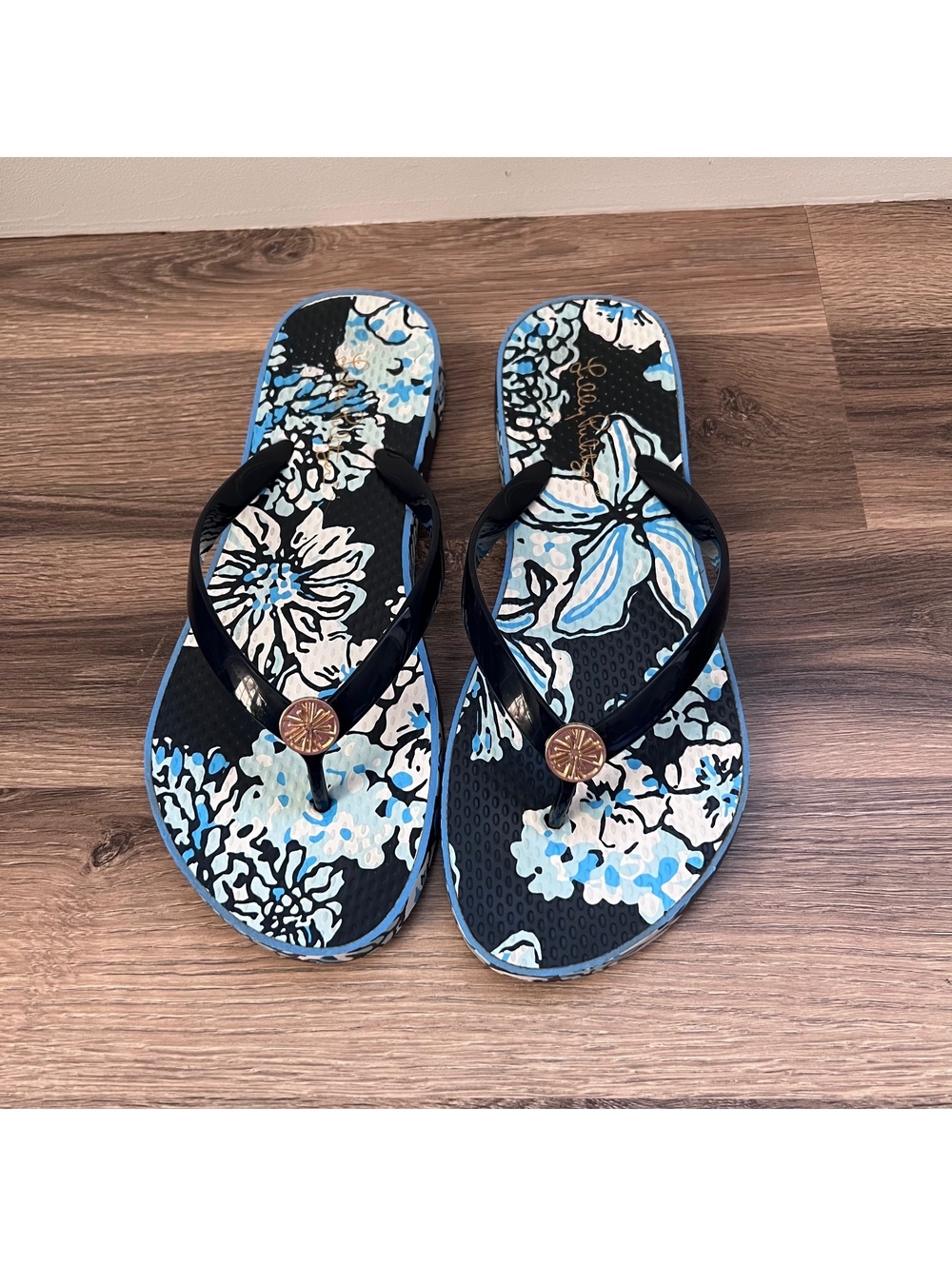 Lilly Pulitzer navy floral flip flops women's size 8